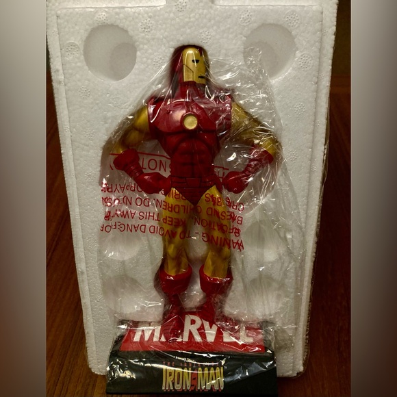 New-Marvel Iron Man Figure in Red and Yellow-never opened. - Picture 5 of 6